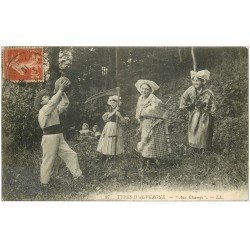 carte postale ancienne 63 LE PUY-DE-DOME. Paysans et Fileuses aux Champs 1910