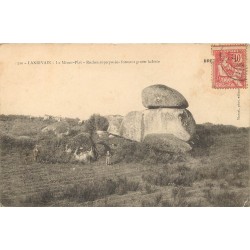 22 LANRIVAIN. Le Ménez-Plat Roches superposées formant grotte habitée 1904