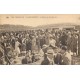 14 DEAUVILLE. La Foule sur les planches de la Plage Fleurie