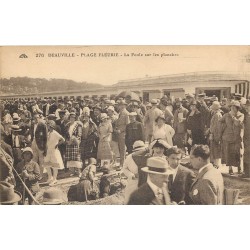 14 DEAUVILLE. La Foule sur les planches de la Plage Fleurie