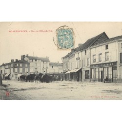 52 MONTIER-EN-DER. Militaires devant le Café Parisien Place Hôtel de Ville 1905