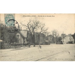 92 BOULOGNE-SUR-SEINE. Cycliste et Terrasse restaurant à l'Entrée de la Grande Rue 1907