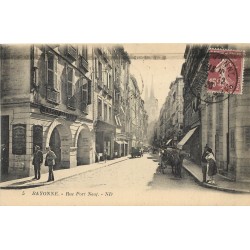 64 BAYONNE. Attelage face Banque Crédit Lyonnais rue Port Neuf 1926
