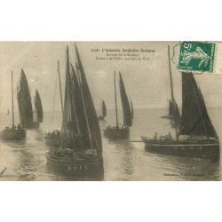 29 DOUARNENEZ. Arrivée de la Sardine Bateaux de Pêche rentrant au Port.