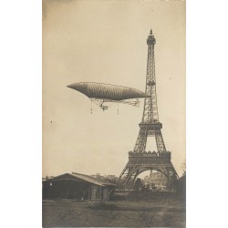 PARIS. Dirigeable Aeronat " Lebaudy Sucre " devant la Tour Eiffel 1903