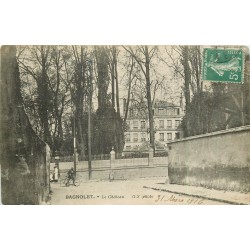 93 BAGNOLET. Vue sur le Château de l'Etang depuis la rue Girardot (maintenat condamnée avec à droite le Collège Travail)