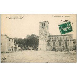 carte postale ancienne 63 MANGLIEU. L'Eglise et Ouvrier pied du Calvaire 1912