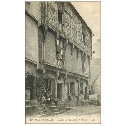 carte postale ancienne 63 MONTFERRAND. Maison des Echevins. Enfants assis sur Perron