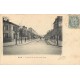 60 CREIL. Avenue de la Gare bien animée 1904