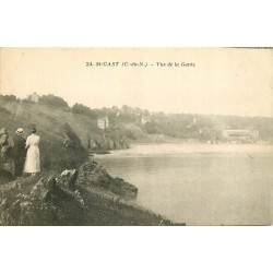 22 SAINT-CAST. Couple de promeneurs regardant La Garde 1926