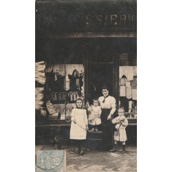 Photo cpa à identifier. Commerce de lingerie fine maison " Tissier " ?... 1905