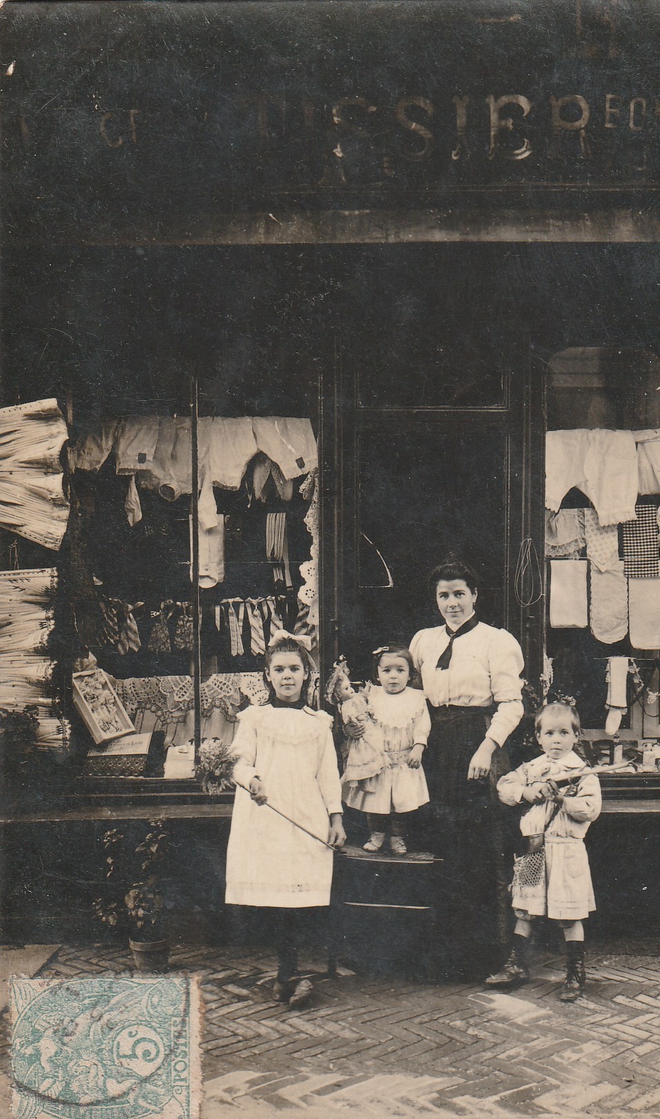 Photo cpa à identifier. Commerce de lingerie fine maison " Tissier " ?... 1905