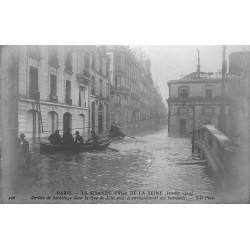 PARIS Crue inondations de 1910. Photo cpa Service de bachotage rue de Lille et ravitaillement