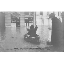 PARIS Crue inondations de 1910. Photo cpa Service de bachotage rue de Lille et ravitaillement