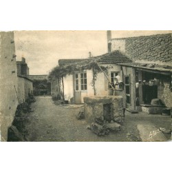 2 x cpa 17 ILE D'OLERON. "Domino" femme au puits et village 1949