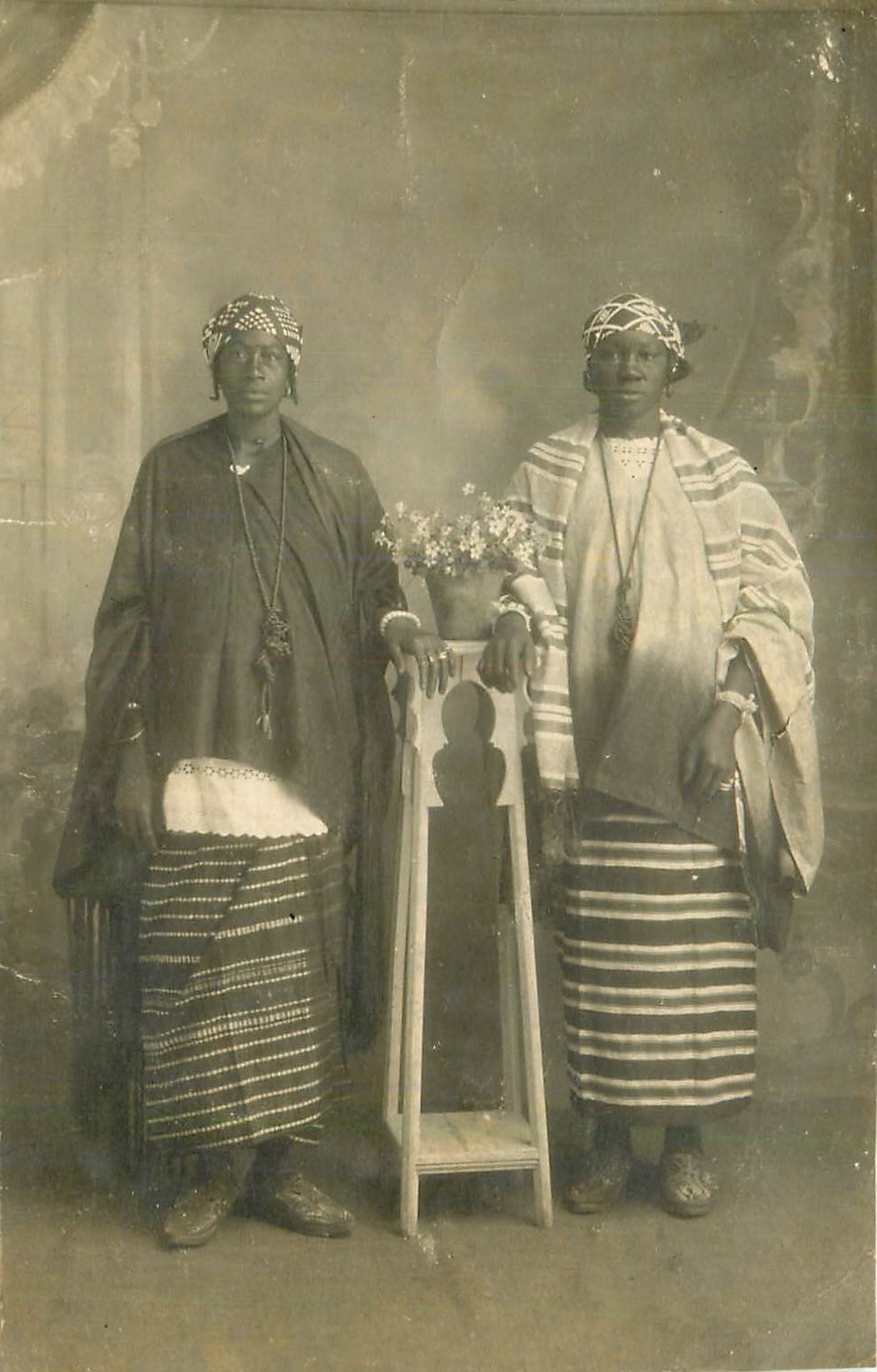 SENEGAL. Photo cpa de deux Sénégalaises en habits de cérémonie 1927