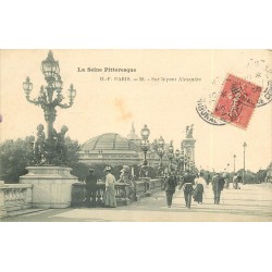 PARIS 08. Elégantes sur le Pont Alexandre 1906