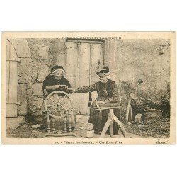 carte postale ancienne 03 FILEUSES BOURBONNAISES. Une bonne Prise