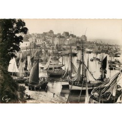 29 DOUARNENEZ. Le Grand Port au Retour des Barques de pêche