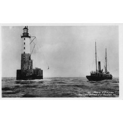 29 Phare d'ARMEN. Transbordement d'un Gardien sur un filin depuis un bateau