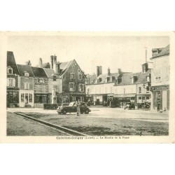 45 CHATILLON-COLIGNY. Voitures et les coopérateurs Place du Marché 1945