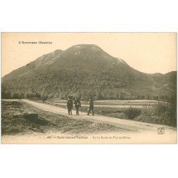 carte postale ancienne 63 SAINT-AMAND-TALLENDE. Randonneurs Route du Puy-de-Dôme