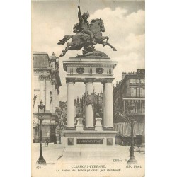 2 cpa 63 CLERMONT-FERRAND. Vercingétorix et Galeries Place Jaude 1923