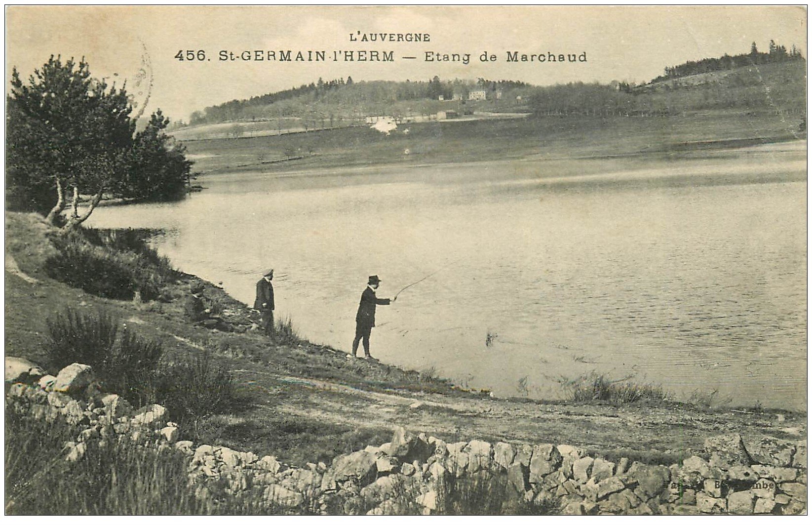 carte postale ancienne 63 SAINT-GERMAIN-L'HERM. Pêcheur à l'Etang de Marchaud 1924