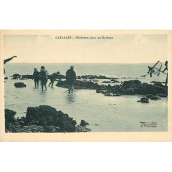 50 CAROLLES. Pêcheurs dans les Rochers