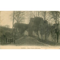 77 PROVINS. Poterne Faneron avec enfants dansant la Ronde 1919