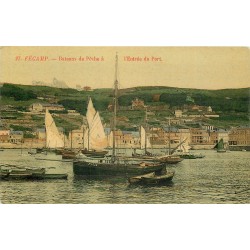 76 FECAMP. Bateaux de Pêche à l'Entrée du Port