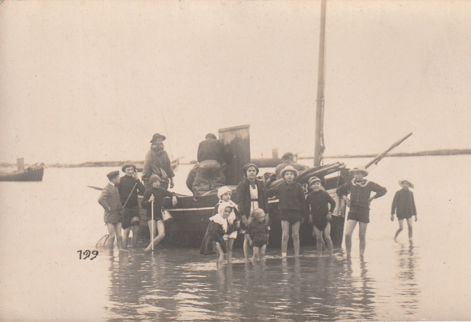 METIERS. Photo cpa rare Enfants près d'une Barque de Pêcheurs...