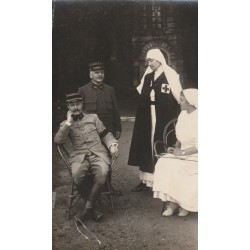 MILITARIA. Photo cpa rare de Militaires et Infirmières de la Croix Rouge