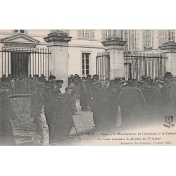 89 SENS. Manifestation inventaire Cathédrale la foule attendant décision du Tribunal de 1906