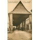 35 BAIN DE BRETAGNE. Voiture ancienne sous la Halle