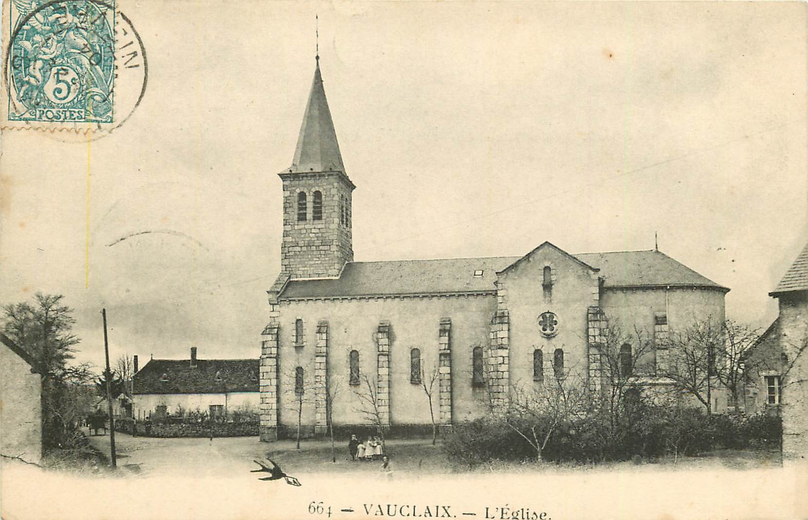 58 VAUCLAIX. L'Eglise 1904 petite animation