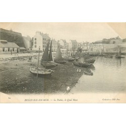 56 BELLE-ILE-EN-MER. Le Palais et barques de Pêcheurs Quai Macé