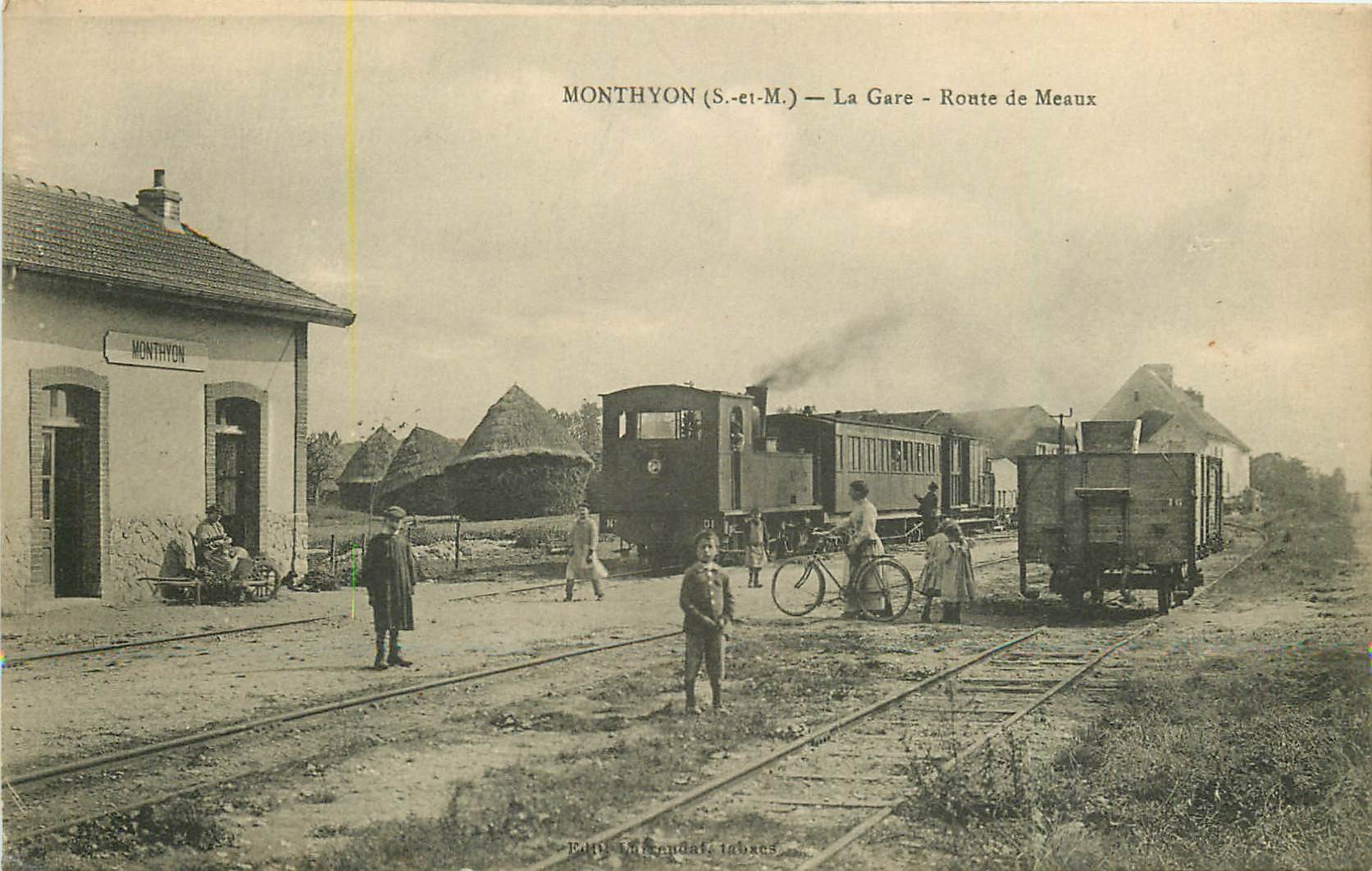 77 MONTHYON. Train, locomotive et cycliste à la Gare route de Meaux