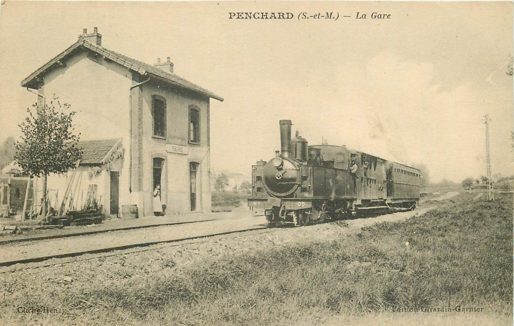 77 PENCHARD. La Gare avec Train locomotive