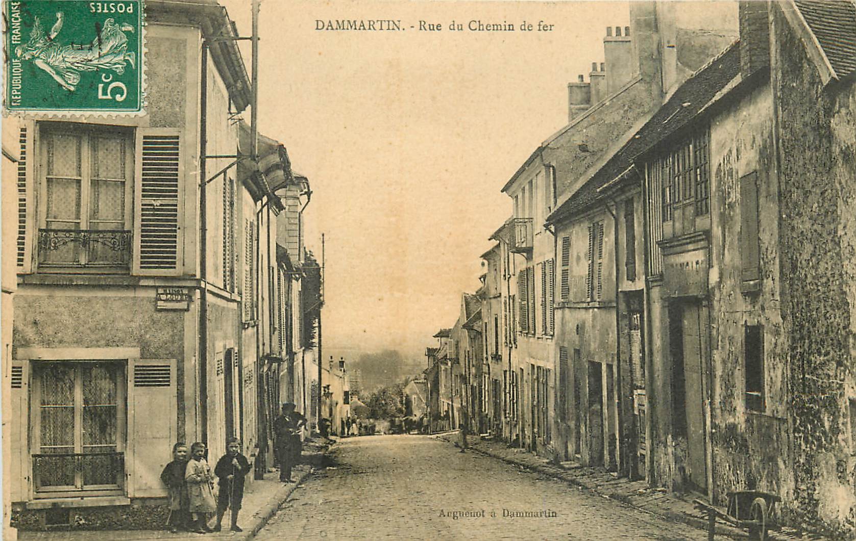 77 DAMMARTIN EN GOËLE. Rue du Chemin de fer bien animée