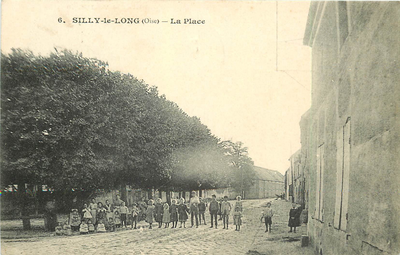 60 SILLY-LE-LONG. La Place avec de nombreux enfants vers 1908