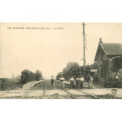 60 LE PLESSIS BELLEVILLE. La Gare avec ouvriers cheminots