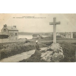 2 x cpa 35 ROTHENEUF. Femme priant Croix de la Roche et Vaches au Bois Lupin 1906
