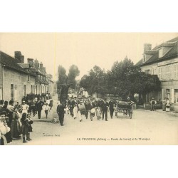 03 LE VEURDRE. La Musique fanfare Route de Lurcy devant Hôtel Restaurant