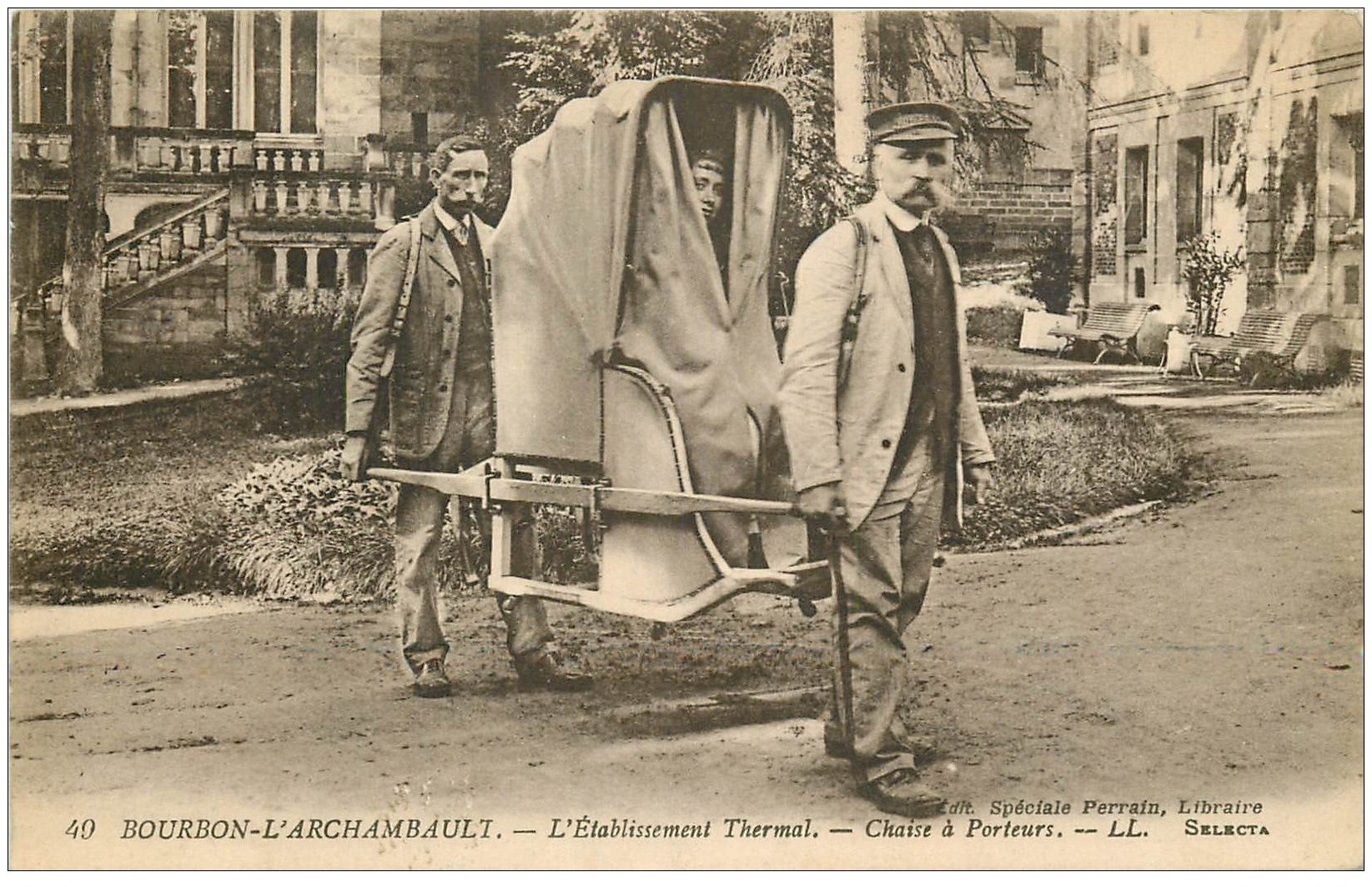 carte postale ancienne 03 BOURBON L'ARCHAMBAULT. Chaise à Porteurs 1921. Vieux métiers