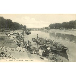 40 DAX. Les Rives de l'Adour avec chargement de pierres sur barges et lavandières