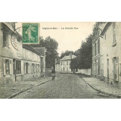 60 LAGNY-LE-SEC. Cycliste sur la Grande Rue vers 1909