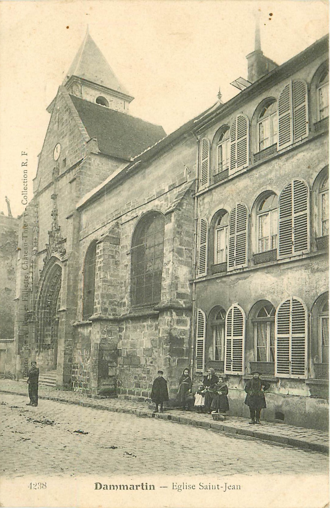 77 DAMMARTIN. Belle animation devant l'Eglise Saint-Jean 1904