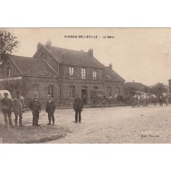 60 PLESSIS BELLEVILLE. Attelages devant la Gare 1918