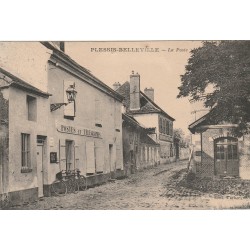 60 PLESSIS BELLEVILLE. La Poste avec vélos de Facteur 1923